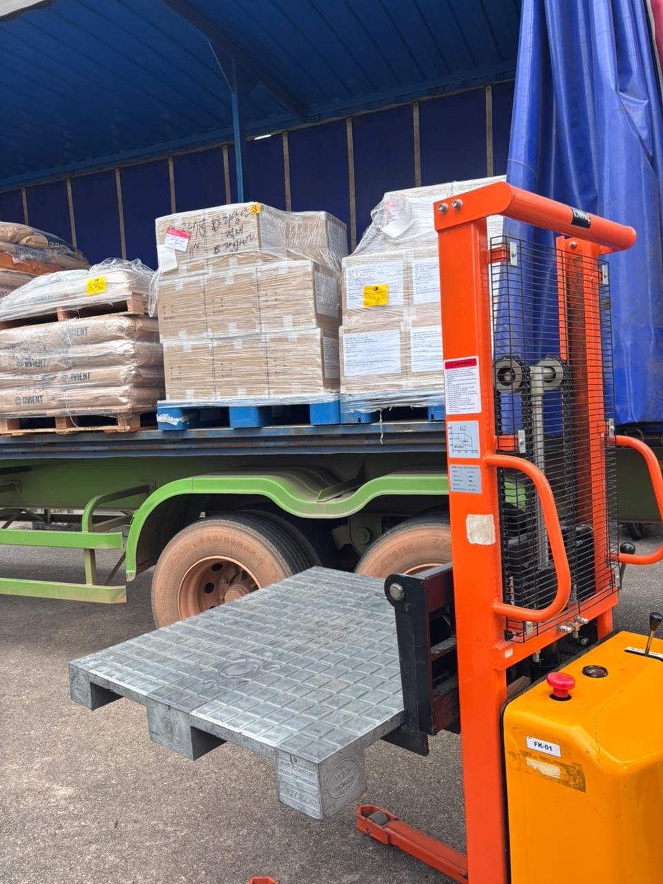 Unloading resin pallets in Batam